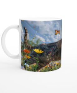 Katt på Äventyr Bland Fjärilar – Vit 11oz Keramisk Mugg