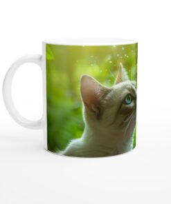 Förtrollande Katt i Grönskan Keramisk Mugg - 11oz Vit Premium Mugg för Djurälskare