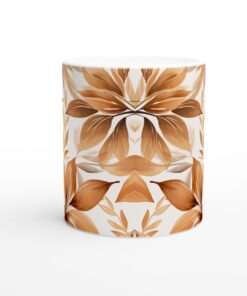 Jordnära Blomstermugg – Vit Keramikmugg med Eleganta Bruna och Beiga Blad